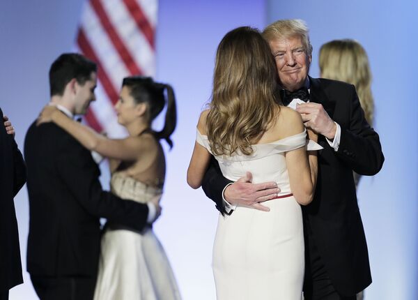 Tổng thống Mỹ Donald Trump và Đệ nhất phu nhân Mỹ Melanya Trump khiêu vũ tại Freedom Ball thường niên ở Washington, Hoa Kỳ - Sputnik Việt Nam