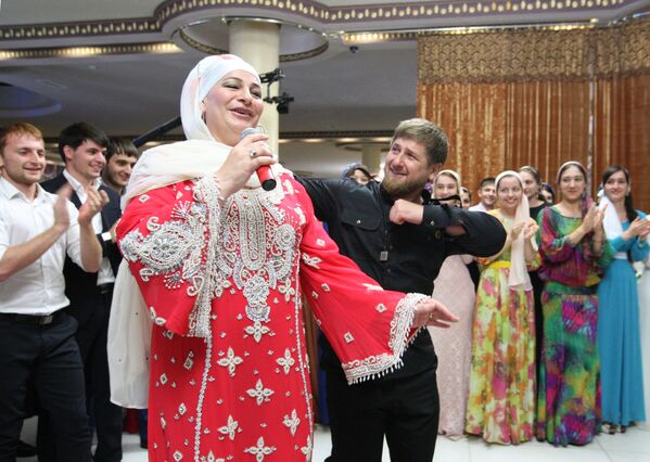 Người đứng đầu Chechnya, ông Ramzan Kadyrov khiêu vũ với ca sĩ Makka Mezhieva trong tiệc chiêu đãi tại Grozny - Sputnik Việt Nam