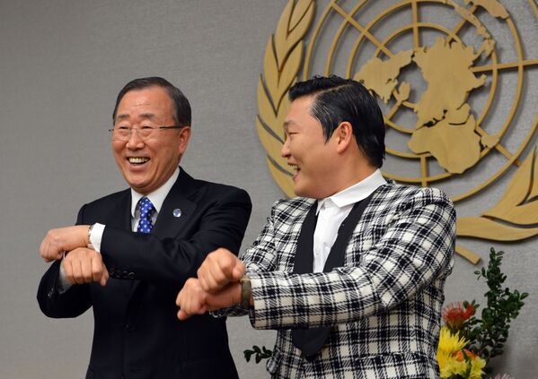 Tổng thư ký LHQ Ban Ki-moon và ca sĩ Hàn Quốc PSY nhảy múa tại trụ sở LHQ ở New York - Sputnik Việt Nam