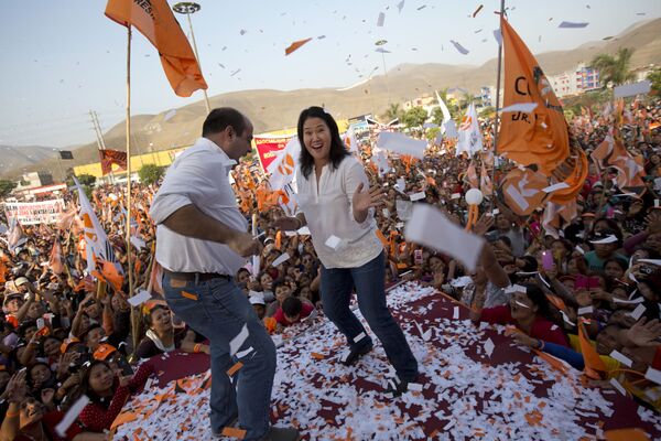 Ứng cử viên tổng thống Keiko Fujimori và nghị sỹ Pedro Spadaro nhảy múa trong cuộc mít tinh vận động tranh cử tại Lima, Peru - Sputnik Việt Nam