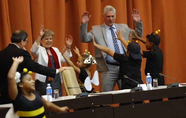 Chủ tịch Cuba Miguel Diaz-Canel nhảy múa với các diễn viên nhà hát thiếu nhi tại khai mạc phiên họp kinh tế ở Havana - Sputnik Việt Nam