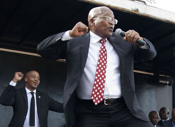 Cựu Tổng thống Nam Phi Jacob Zuma nhảy trước những người ủng hộ ông sau khi xuất hiện tại Tòa án Tối cao ở Durban, Nam Phi - Sputnik Việt Nam