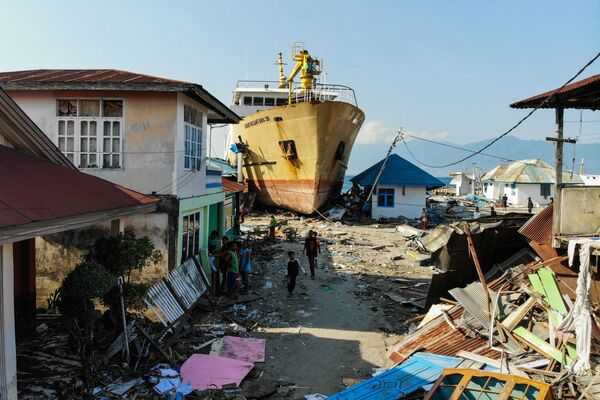 Do kết quả động đất và sóng thần, phà Wani bị dạt lên bãi biển trên đảo Sulawesi, Indonesia - Sputnik Việt Nam
