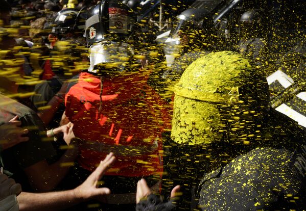 Những người ủng hộ Catalonia độc lập đụng độ với cảnh sát ở Barcelona, Tây Ban Nha - Sputnik Việt Nam