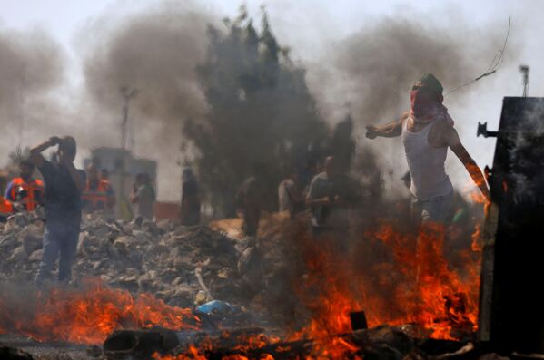 Những người biểu tình Palestine ném đá vào quân đội Israel trong cuộc biểu tình - Sputnik Việt Nam