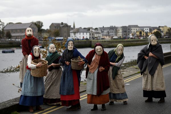 Các diễn viên Bru Theatre trong buổi biểu diễn đường phố The Fisherwives in Galway, Ireland - Sputnik Việt Nam