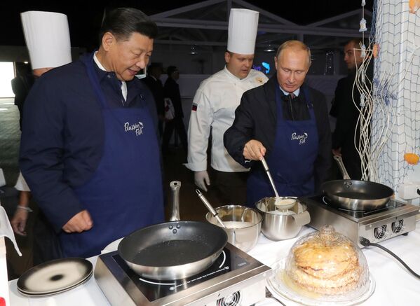 Tổng thống Trung Quốc Tập Cận Bình và Tổng thống Nga Vladimir Putin thăm triển lãm trong khuôn khổ EEF ở Vladivostok - Sputnik Việt Nam