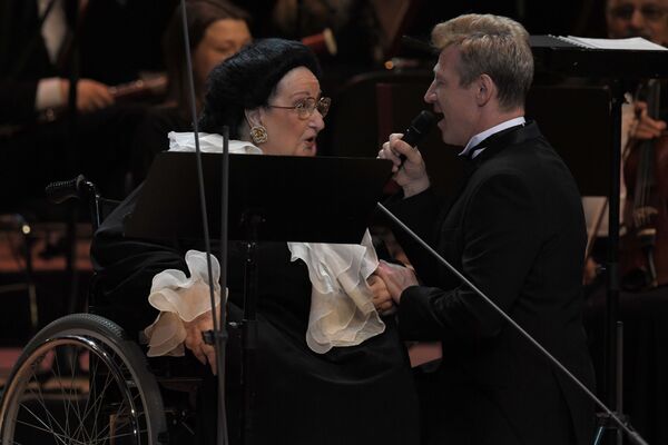 Các ca sĩ opera Igor Portnoy và Montserrat Caballe biểu diễn trong buổi hòa nhạc tại Điện Kremlin ở Moskva - Sputnik Việt Nam