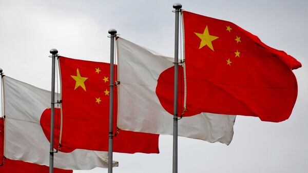 Национальные флаги Японии и Китая - Sputnik Việt Nam