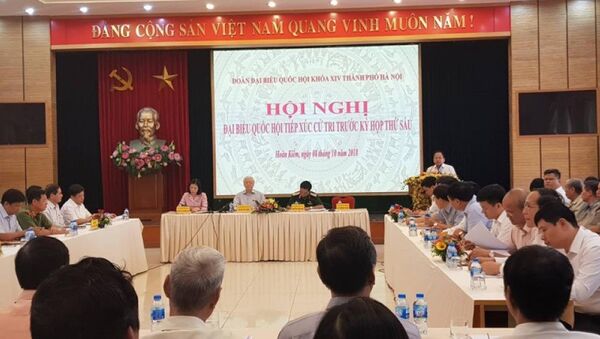 Tổng bí thư Nguyễn Phú Trọng và các đại biểu đoàn ĐBQH TP Hà Nội tiếp xúc cử tri trước kỳ thềm kỳ họp thứ 6 Quốc hội khoá XIV - Sputnik Việt Nam