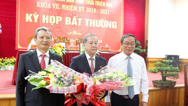 Ông Nguyễn Văn Cao (phải) chúc mừng ông Phan Ngọc Thọ (giữa) là tân Chủ tịch UBND tỉnh Thừa Thiên Huế nhiệm kỳ 2016-2021 - Sputnik Việt Nam