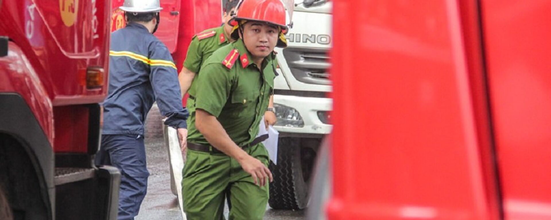 Lính cứu hỏa cùng nhiều lực lượng khác được huy động đến hiện trường vụ cháy. - Sputnik Việt Nam, 1920, 09.10.2018