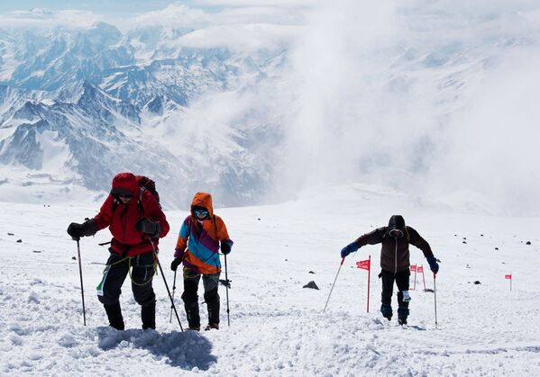 Những người tham gia cuộc leo đỉnh phía tây dãy Elbrus - Sputnik Việt Nam
