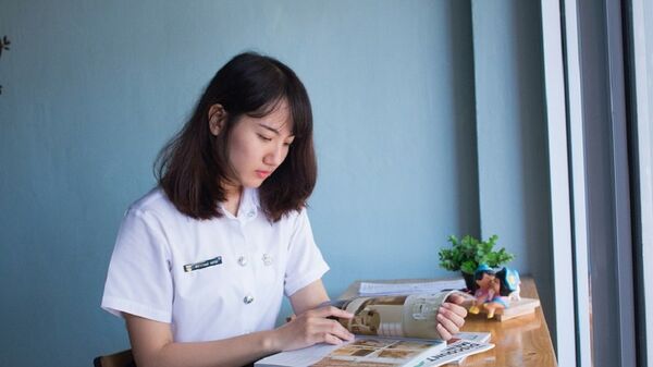Cô gái đọc sách - Sputnik Việt Nam