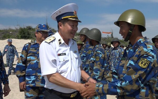 Thủ trưởng Bộ Tư lệnh động viên bộ đội tại trận địa sau kiểm tra bắn đạn thật - Sputnik Việt Nam