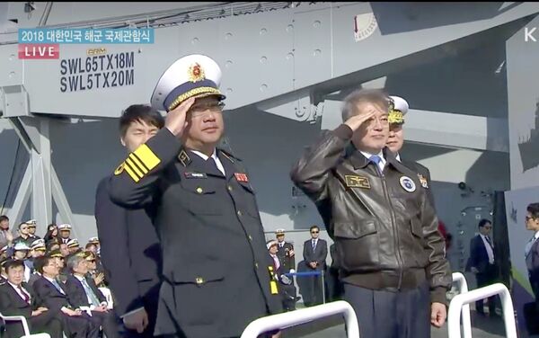 Tổng thống Hàn Quốc Moon Jae-in và Phó Đô đốc Phạm Hoài Nam chào khi 2 tàu Việt Nam duyệt binh qua tàu chở Đoàn chủ tịch - Sputnik Việt Nam