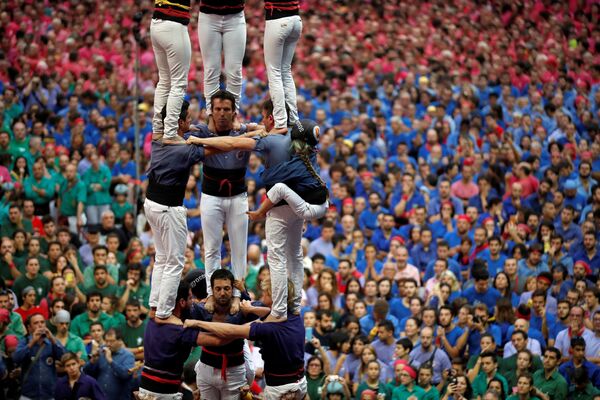 Các thành viên nhóm Capgrossos de Mataro xếp kim tự tháp bằng người tại lễ hội ở thành phố Tarragona của Tây Ban Nha - Sputnik Việt Nam