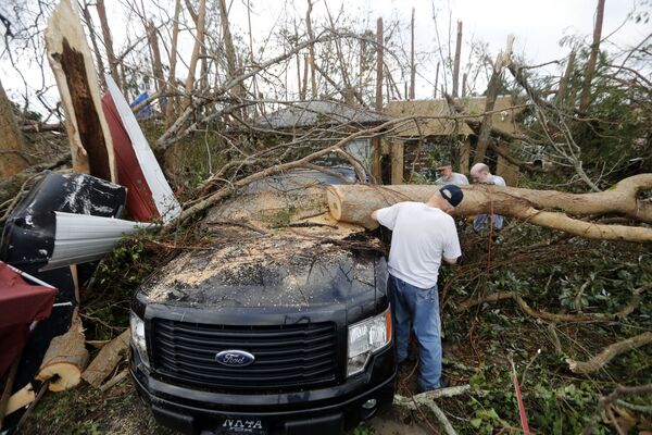 Dân cưa những thân cây bị cơn bão Michael quật đổ  ở thành phố Panama, bang Florida - Sputnik Việt Nam