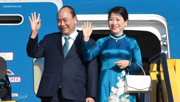 Thủ tướng Nguyễn Xuân Phúc và Phu nhân đến sân bay quốc tế Vienna, bắt đầu chuyến thăm chính thức Cộng hòa Áo. - Sputnik Việt Nam
