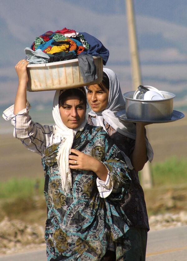 Người phụ nữ Ba Tư trên đường làng Chagher gần biên giới Afghanistan - Sputnik Việt Nam
