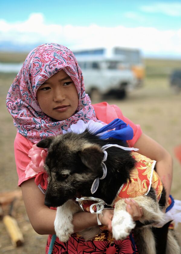 Nữ cư dân địa phương với chú chó con tại lễ hội các nhà nhân giống vật nuôi ở làng Kosh-Agach của Cộng hòa Altai - Sputnik Việt Nam