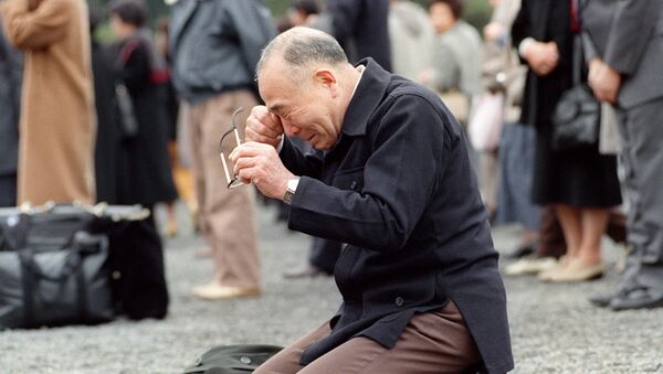 Một người cao tuổi Nhật đang khóc - Sputnik Việt Nam