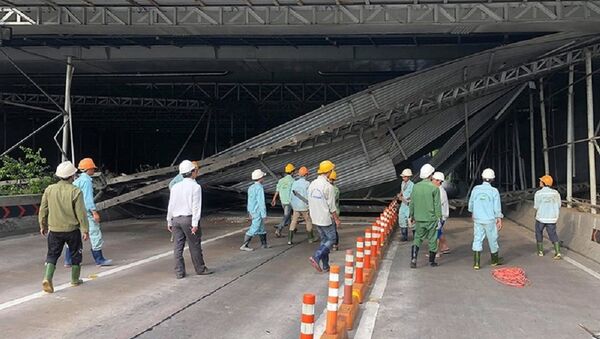 Hiện trường vụ xe tải va chạm khiến giàn giáo công trình ở đầu hầm Thủ Thiêm đổ sập - Sputnik Việt Nam
