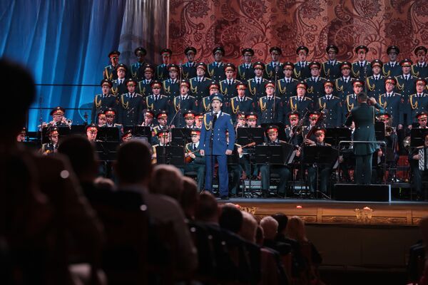 Tiết mục tại buổi biểu diễn nhân kỷ niệm lần thứ 90 ngày thành lập Đoàn ca múa nhạc Quân đội Nga mang tên A. Alexandrov tại Nhà hát Bolshoi - Sputnik Việt Nam