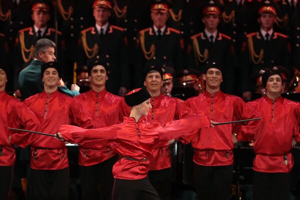 Tiết mục của các nghệ sĩ tại buổi biểu diễn nhân kỷ niệm 90 năm ngày thành lập Đoàn ca múa nhạc Quân đội Nga mang tên A. Alexandrov tại Nhà hát Bolshoi - Sputnik Việt Nam