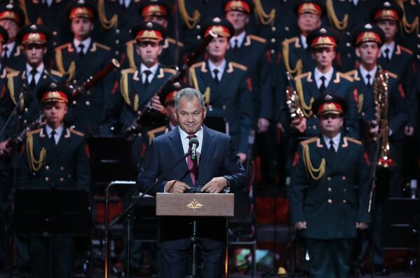 Bộ trưởng Quốc phòng Nga Sergei Shoigu phát biểu tại buổi biểu diễn nhân kỷ niệm 90 năm ngày thành lập Đoàn ca múa nhạc Quân đội Nga mang tên A. Alexandrov tại Nhà hát Bolshoi - Sputnik Việt Nam