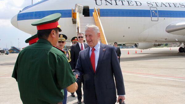 Министр обороны США Джеймс Мэттис во время прибытия в Хошимин, Вьетнам - Sputnik Việt Nam