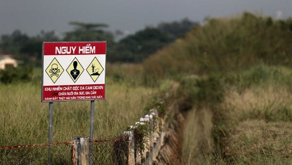 Biển cảnh báo khu vực nhiễm dioxin ở sân bay Biên Hòa - Sputnik Việt Nam
