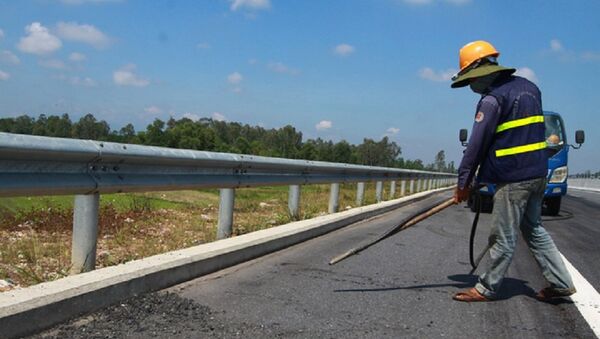 Phun thổi làm sạch mặt đường đoạn đã hoàn thành sửa chữa - Sputnik Việt Nam