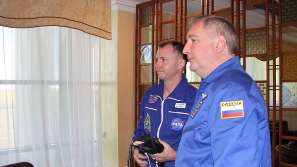 Phi hành gia NASA Nick Hague và người đứng đầu Roscosmos Dmitry Rogozin - Sputnik Việt Nam