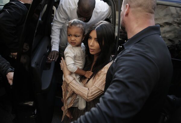 Kim Kardashian cùng với con gái tại lễ rửa tội ở Jerusalem - Sputnik Việt Nam