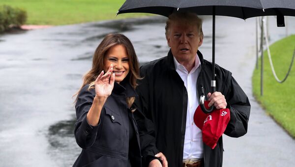 Tổng thống Mỹ Donald Trump, tuy có chiếc ô lớn nhưng đã để mặc bà vợ Melania dưới mưa - Sputnik Việt Nam