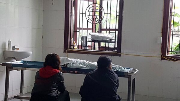 Thi thể cháu B. tại nhà tang lễ Bệnh viện Đa khoa Đức Giang (Hà Nội) - Sputnik Việt Nam
