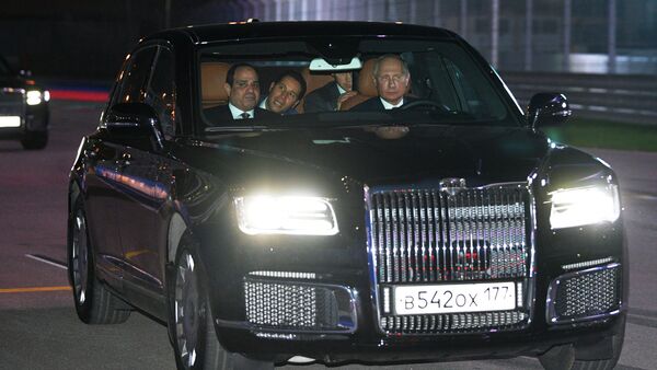 Tổng thống Nga Vladimir Putin chở Tổng thống Ai Cập Abdel Fatah el-Sisi trong chiếc sedan Senat - Sputnik Việt Nam