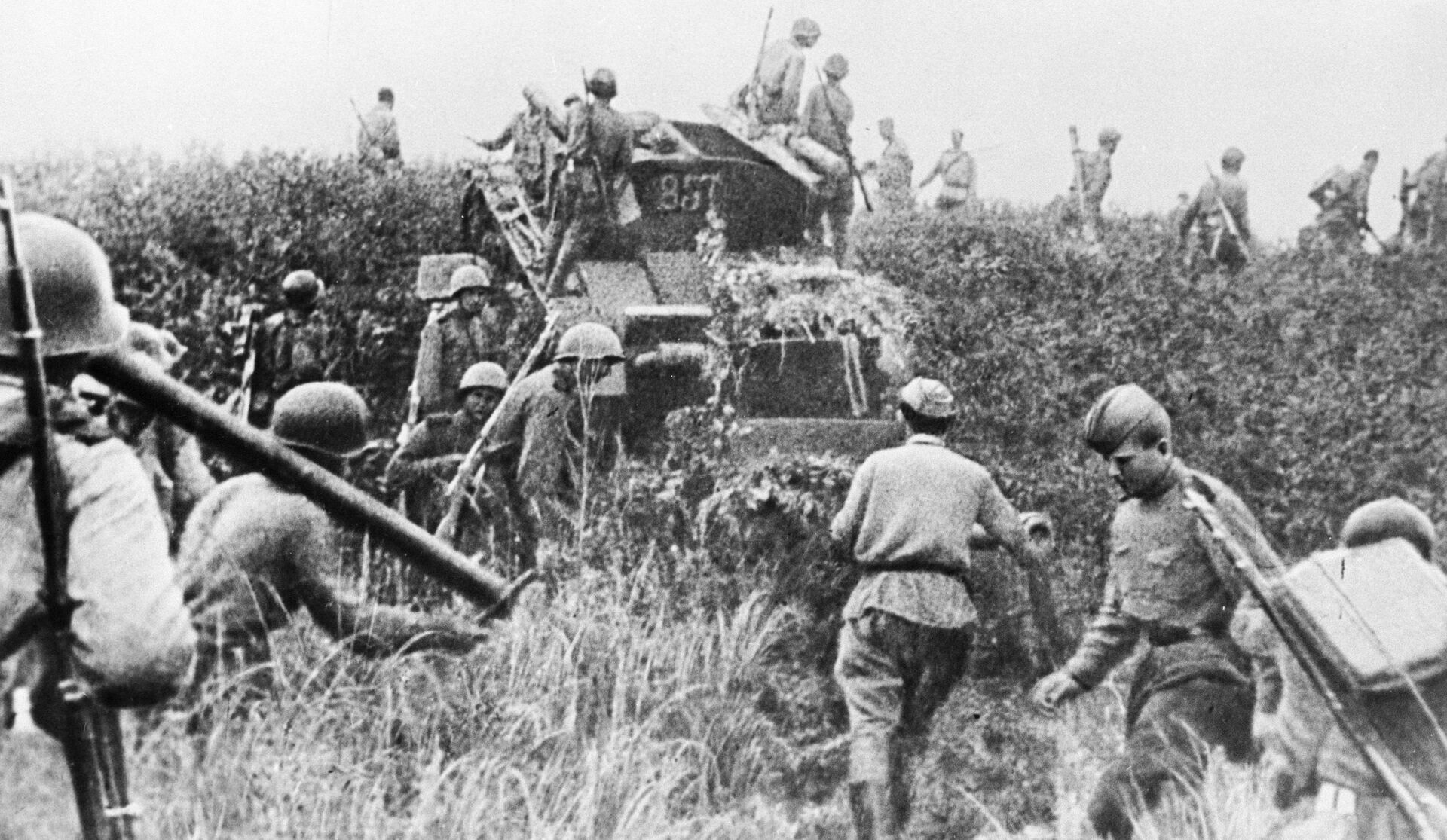 Quân đội Liên Xô vượt qua biên giới Mãn Châu trong Thế chiến II - Sputnik Việt Nam, 1920, 03.09.2023