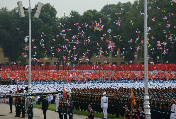Thả bóng tại cuộc diễu hành kỷ niệm Ngày quốc khánh Việt Nam lần thứ 70 - Sputnik Việt Nam