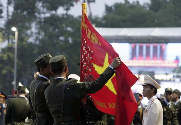 Hai cảnh sát cầm lá cờ Việt Nam tại cuộc duyệt binh kỷ niệm lần thứ 70 ngày Quốc khánh Việt Nam - Sputnik Việt Nam