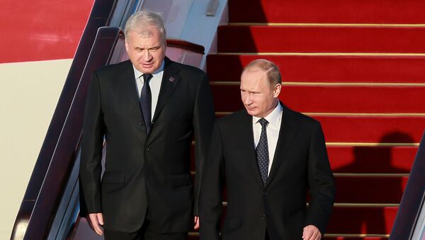 Đại sứ Nga tại Trung Quốc  Andrei Denisov và Tổng thống Nga Vladimir Putin trong chuyến thăm Trung Quốc - Sputnik Việt Nam