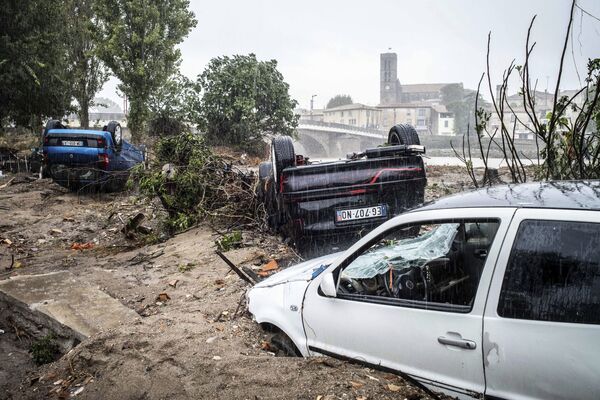 Những chiếc xe ô tô bị hư hỏng do lũ lụt ở Treb, Pháp - Sputnik Việt Nam