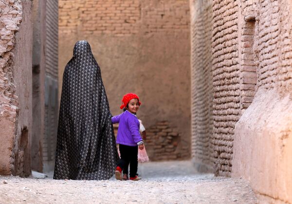 Người phụ nữ đi dạo với con ở thành phố cổ Herat, Afghanistan - Sputnik Việt Nam