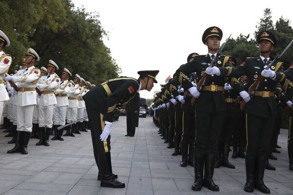 Các quân nhân của đội danh dự đang chuẩn bị cho cuộc gặp mặt với vua Na Uy Harald V tại Bắc Kinh - Sputnik Việt Nam