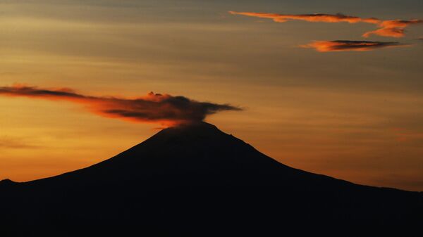 Đụn khói trên núi lửa Popocatepetl ở Mexico - Sputnik Việt Nam