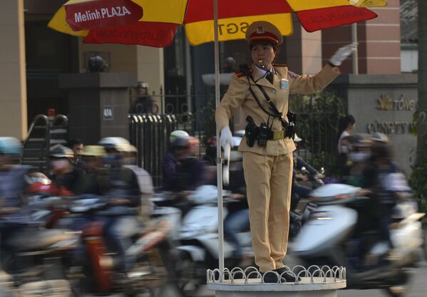 Nữ công an giao thông tại Hà Nội, Việt Nam - Sputnik Việt Nam