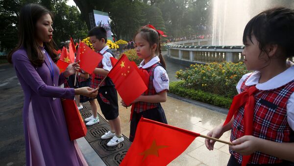 Giáo viên Việt Nam cùng trẻ em tại buổi lễ chào đón lãnh đạo Trung Quốc Tập Cận Bình tại Hà Nội - Sputnik Việt Nam