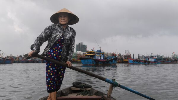 Một phụ nữ đang lái thuyền ở cảng Đà Nẵng, Việt Nam - Sputnik Việt Nam