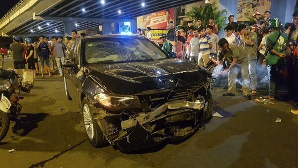 Chiếc xe ô tô do người phụ nữ, có biểu hiện say rượu bia điều khiển, gây tai nạn liên hoàn. - Sputnik Việt Nam